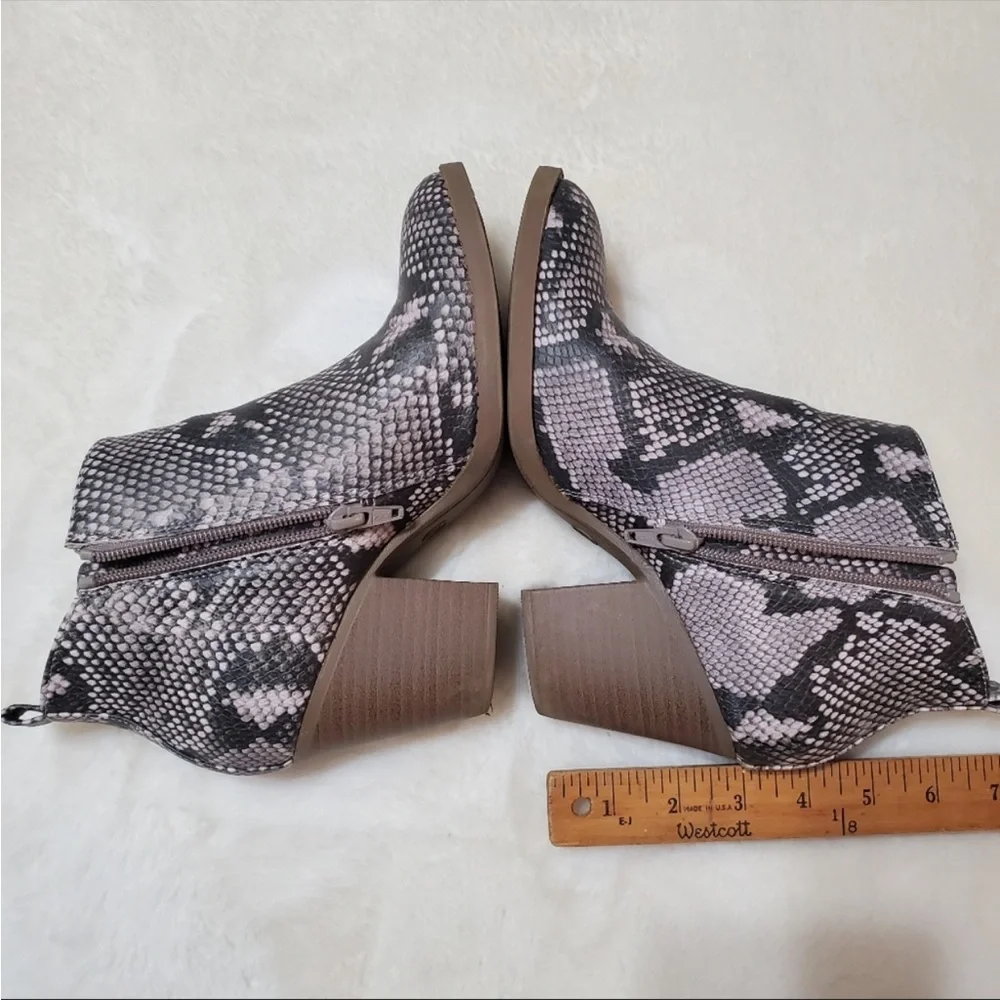 Universal Thread Snake Skin Booties - Picture 4 of 7